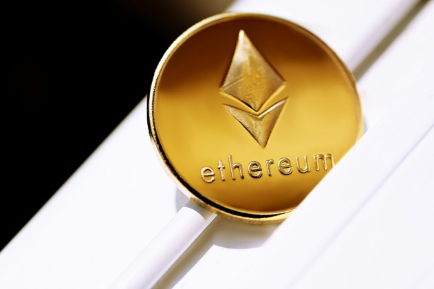 Ethereum står over for et bearish pres, da stemningen rammer det laveste niveau på 12 måneder - Kan ETH undgå at falde under $2.000?