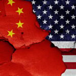 Bitcoin falder og aktier stiger efter at USA og Kina skala tilbage på toldsatserne.