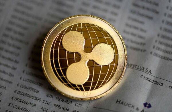 XRP sikrer kortvarigt en top 3-placering i markedshierarkiet, da antallet af tegnebogsadresser skyder i vejret.