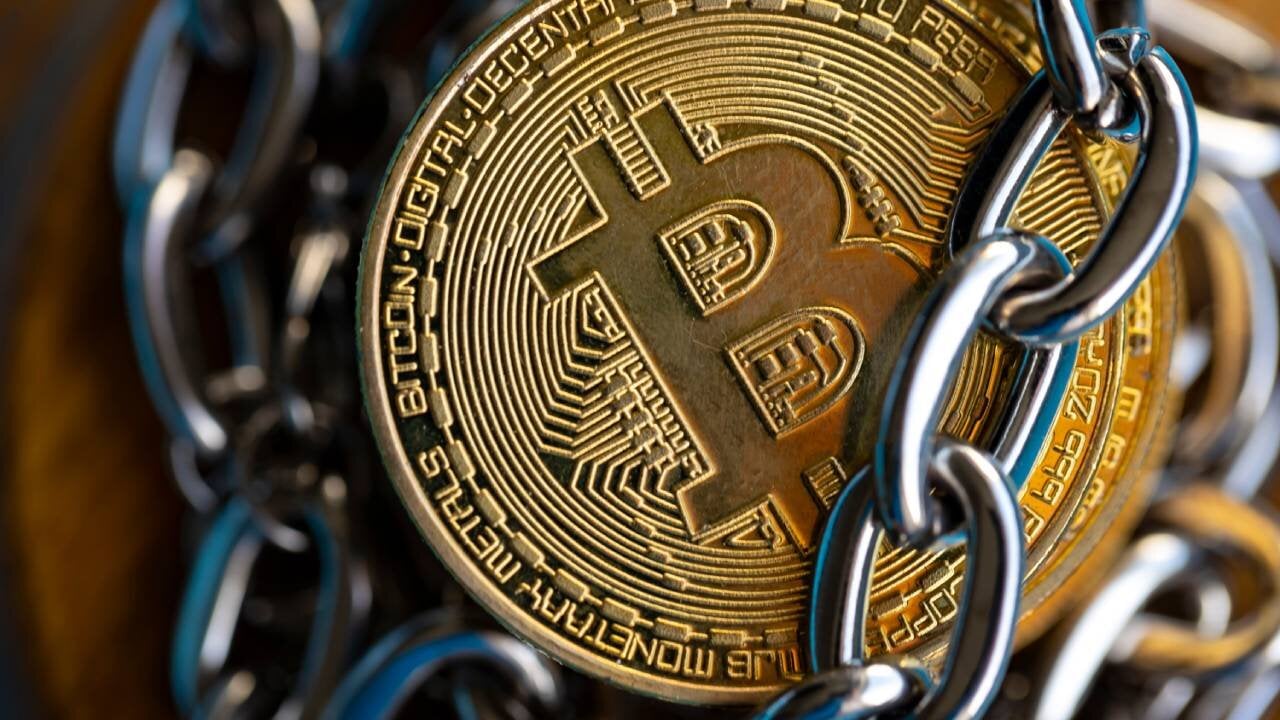FBI begynder processen med at beslaglægge 1,2 millioner dollars i Bitcoin fra GirlsDoPorn-bossen.