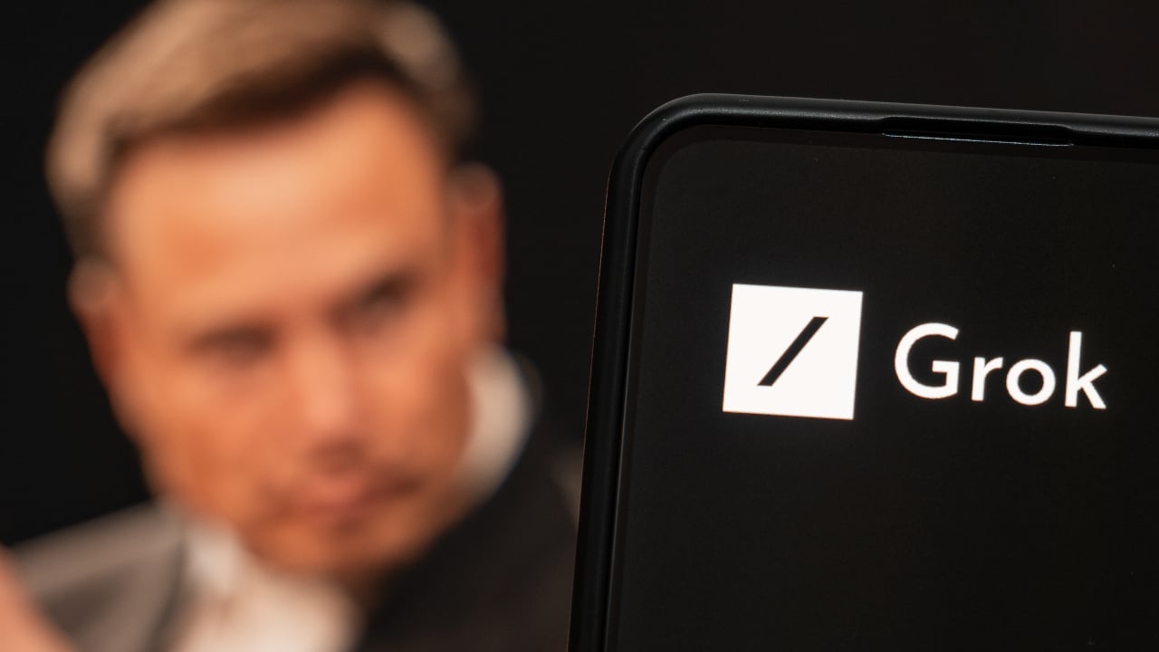 Brugere håner Grok efter at xAI sagde, at der blev foretaget ændringer for at komme med påstanden om 'hvidt folkemord'.