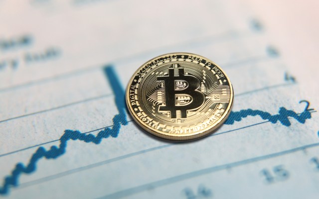 Bitcoin Open Interest sakker bagud, på trods af prisaktion over $100.000 - Analysefirmaet foreslår forsigtighed.