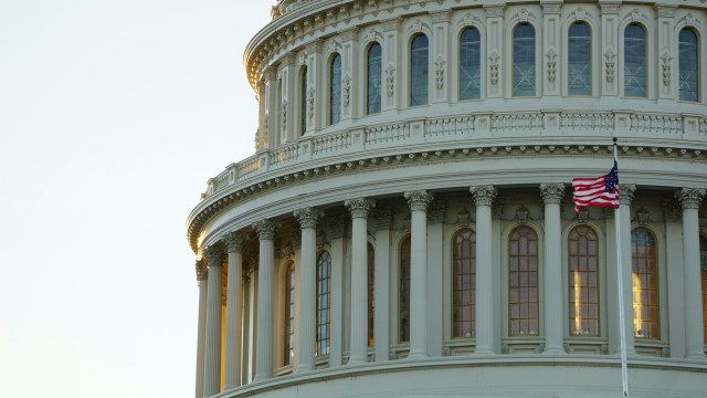 Amerikanske senatorer kritiserer demokraterne for 'partipolitik' i kølvandet på fiasko for lovforslag om stablecoins.